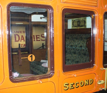vůz první, druhé a třetí třídy z let 1900 - 1940 společnosti London and South Western Railway.