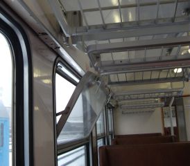 výklopné okno vozu řady Bdmtee